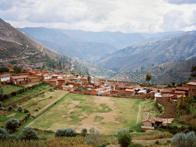 Fußballplatz in einem peruanischem Bergdorf - Wandbild Die ganze Welt ist ein Spielfeld