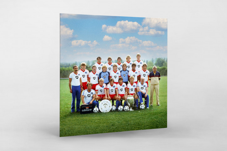 Wandbild: HSV 1983 - Mannschaftsfoto des Hamburger SV mit Meisterschale und Europapokal