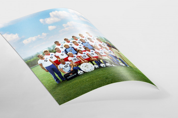 Wandbild: HSV 1983 - Mannschaftsfoto des Hamburger SV mit Meisterschale und Europapokal