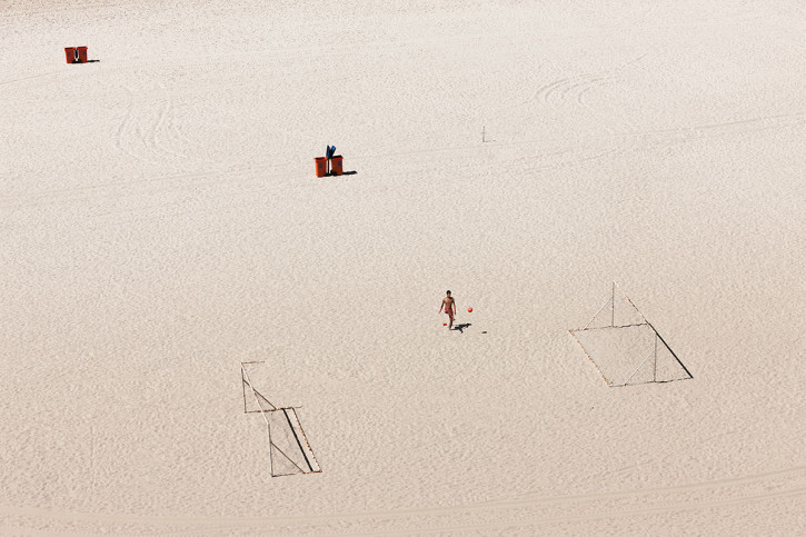 Kicken im Sand von Rio - Fussball Wandbild - 11FREUNDE SHOP