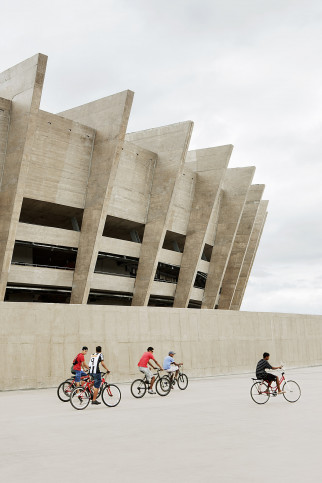 Radfahrer vor dem Estádio Mineirão - 11FREUNDE BILDERWELT