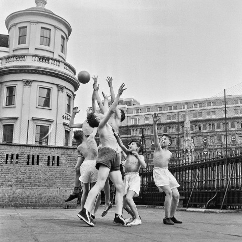 Ballspiel auf dem Schulhof (1) - Sport Fotografien als Wandbilder - NoSports Magazin 