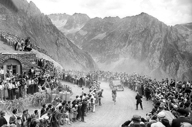Am Col du Tourmalet bei der Tour 1950 - Sport Fotografie als Wandbild - Radrennen Foto - NoSports Magazin 