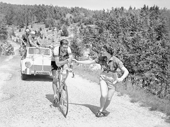 Apfel geben bei der Tour 1955 - Sport Fotografie als Wandbild - Radsport Foto - NoSports Magazin - 11FREUNDE SHOP