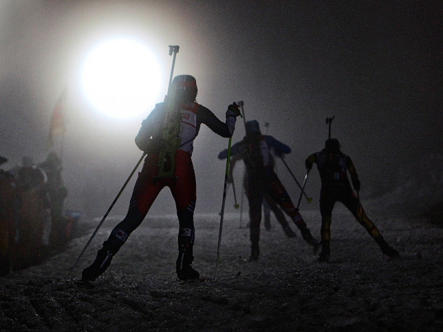 Das Biathlon Dunkel - Sport Fotografien als Wandbilder - Wintersport Foto - NoSports Magazin 