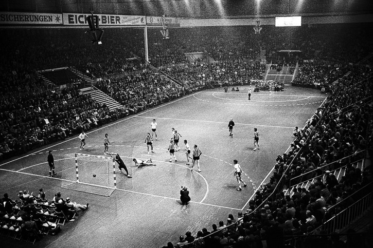 Handball in Kiel 1974 - Sport Fotografien als Wandbilder - Handball Foto - NoSports Magazin - 11FREUNDE SHOP