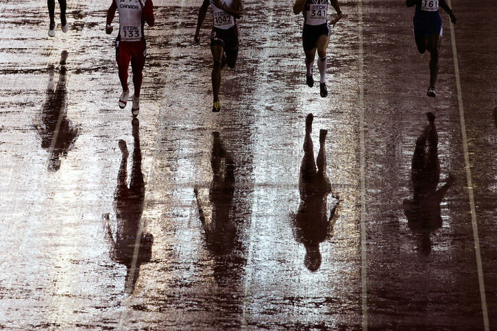 Läufer mit Schatten - Sport Fotografien als Wandbilder - Leichtathletik Foto - NoSports Magazin - 11FREUNDE SHOP
