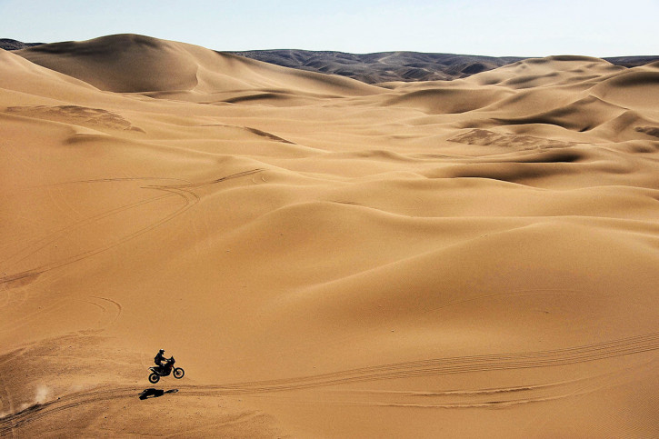 Motorrad im chilenischen Sand (1) - Sport Fotografien als Wandbilder - Rallye Foto - NoSports Magazin 