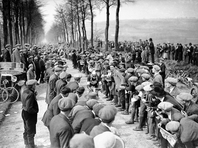 Schaulustige bei Paris-Roubaix  - Sport Fotografien als Wandbilder - Radsport Foto - NoSports Magazin 