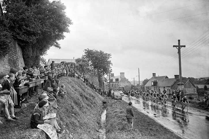 Schüler schauen die Tour 1958 - Sport Fotografien als Wandbilder - Radsport Foto - NoSports Magazin 