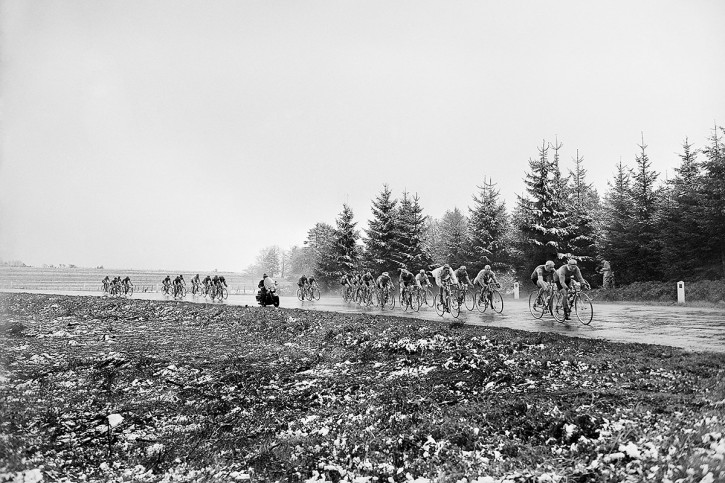 Um die Kurve bei Lüttich-Bastogne-Lüttich - Sport Fotografien als Wandbilder - Radsport Foto - NoSports Magazin 