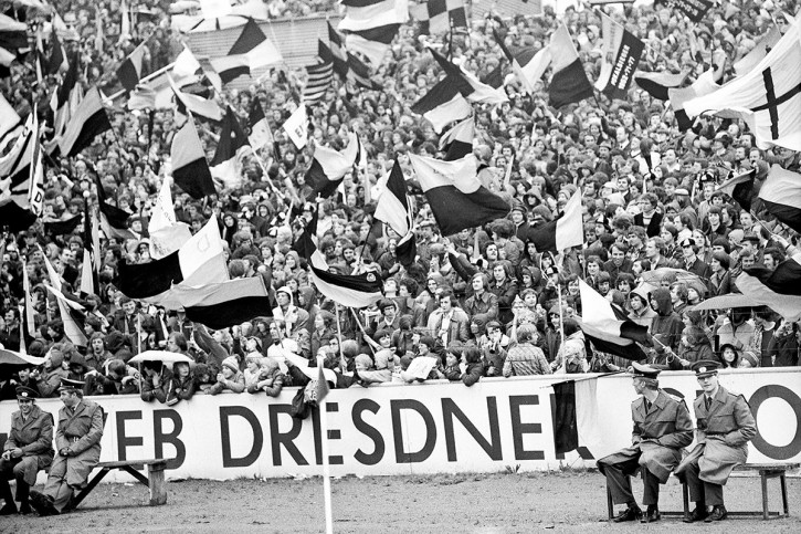 Fans und Volkspolizei - Dynamo Dresden - 11FREUNDE BILDERWELT