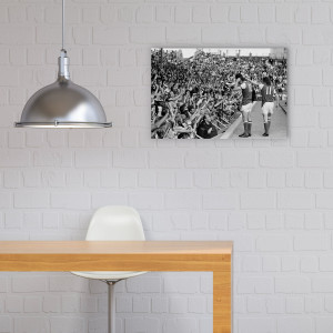Mit Bobby-Helm im Highury - 11FREUNDE SHOP - Fußball Wandbild