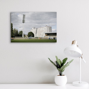 Flutlichtmast und Wohnblock Stahl Brandenburg - Reinaldo Coddou H. - 11FREUNDE SHOP