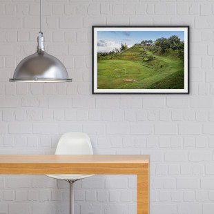 Wandbild: Pablo Escobars Bolzplatz unweit der Finca „La Manuela“ - Jessica Yurinko - 