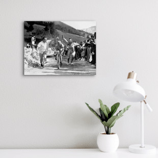 Zuschauer erfrischen bei der Tour 1947 - Sport Fotografie als Wandbild - Radsport Foto - NoSports Magazin 