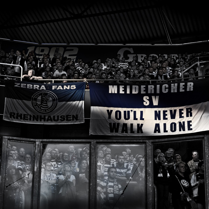 MSV Fans auf der Tribüne - Wandbild