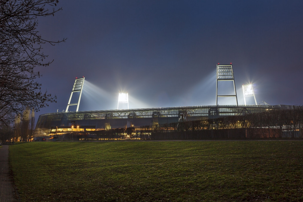 Weserstadion bei Flutlicht (Farbe-Querformat-1)