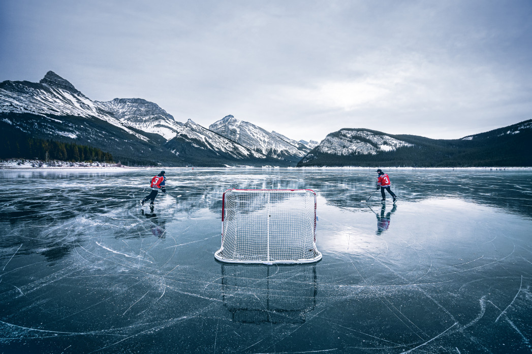 Eishockey in den Bergen von Alberta (1) - Wandbild