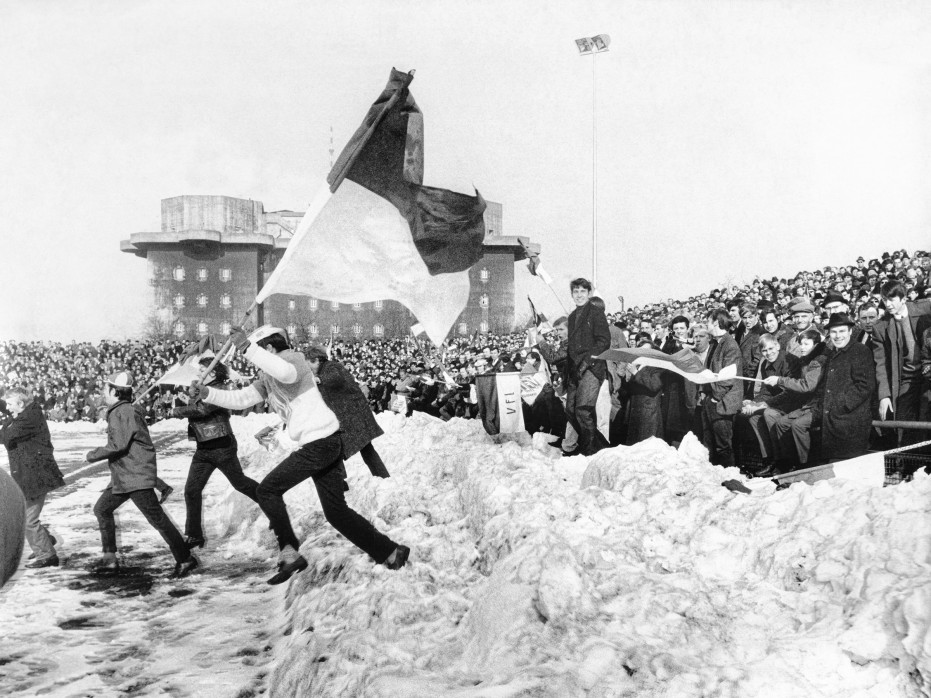 Platzsturm im Schnee - Wandbild