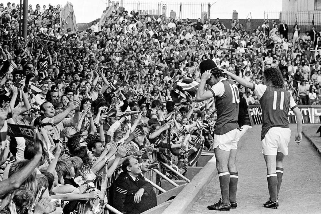 Mit Bobby-Helm im Highbury