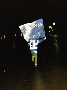 MSV Duisburg Fan mit Fahne - 11FREUNDE BILDERWELT