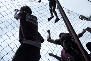 Auf dem Zaun des Estádio Rua Javari - 11FREUNDE BILDERWELT