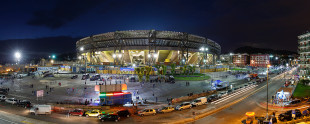 Stadio San Paolo bei Flutlicht (Panorama) - Fußball Wandbild - 11FREUNDE SHOP