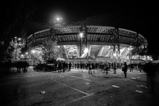 Stadio San Paolo bei Flutlicht (SW) - Fußball Wandbild - 11FREUNDE SHOP