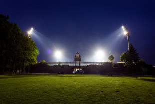 Stadion am Böllenfalltor bei Flutlicht (Farbe) - Christoph Buckstegen - 11FREUNDE BILDERWELT