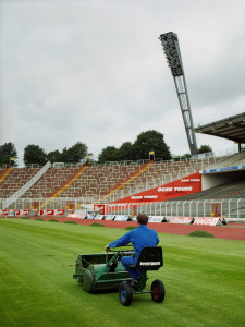 Greenkeeper im Volksparkstadion 1997 - Fußball Foto Wandbild - 11FREUNDE SHOP