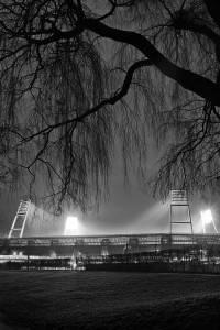 Weserstadion bei Flutlicht (Schwarzweiß-Hochformat) - Christoph Buckstegen Foto - 