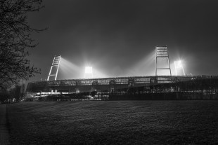 Weserstadion bei Flutlicht (Schwarzweiß-Querformat-2) - Christoph Buckstegen Foto - 11FREUNDE SHOP