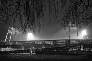 Weserstadion bei Flutlicht (Schwarzweiß-Querformat-3) - Christoph Buckstegen Foto - 11FREUNDE SHOP