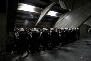 Police And Fans At The Stadium - Gabriel Uchida - 11FREUNDE BILDERWELT