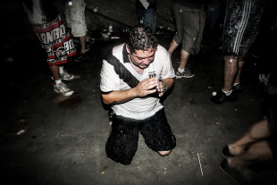 Ponte Preta Fan Praying And Crying - Gabriel Uchida - 11FREUNDE BILDERWELT