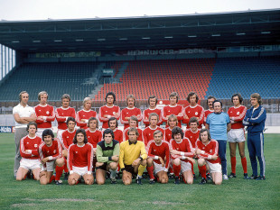 Kickers Offenbach Mannschaftsfoto 1975/76 - 11FREUNDE BILDERWELT