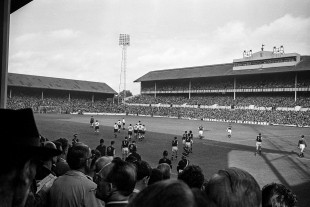 Einlaufen ins Stadion an der White Hart Lane - Tottenham Hotspur vs. Aston Villa