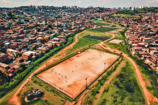 Fußballplatz im Park 7 Campos - Wandbild Die ganze Welt ist ein Spielfeld