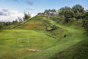 Wandbild: Pablo Escobars Bolzplatz unweit der Finca „La Manuela“ - Jessica Yurinko - 