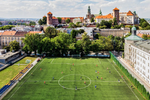 Fußballplatz in Krakau - Piotr Kogut - Die ganze Welt ist ein Spielfeld