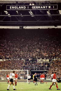 Wandbild: Momentaufnahme vom WM-Finale 1966 - England vs. West Germany Momentaufnahme aus dem Wembley Stadium