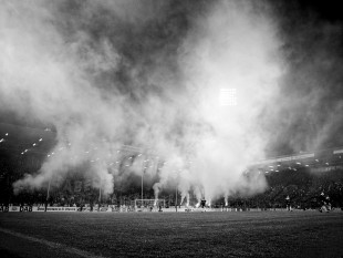 Bochumer Bengalos (Schwarzweiß) - VfL Bochum Foto von Christoph Buckstegen als Wandbild