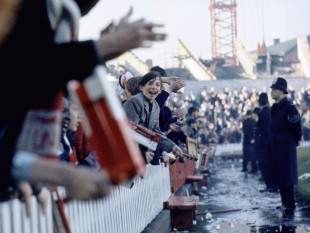 Fans im Old Trafford 1964 - Manchester United Fans Wandbild