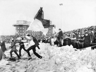 Platzsturm im Schnee - Jubel Fans VfL Osnabrück beim FC St. Pauli