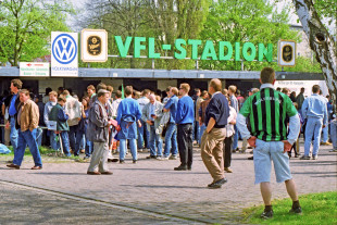 Einlass in Wolfsburg - VfL-Stadion am Elsterweg 2. Bundesliga 1996/97