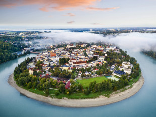 Blick auf Wasserburg und das Stadion - Wandbild Vogelperspektive