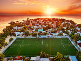 Fußballplatz auf den Malediven - Wandbild Die ganze Welt ist ein Spielfeld
