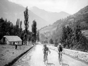 Am Fuße des Col du Tourmalet bei der Tour 1923 - Wandbild