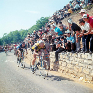 Vorbei an den Zuschauern beim Giro d'Italia 1966 - Wandbild